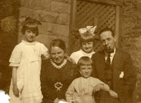 Sepia photograph of the Pollard family, 1919.