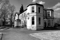 Black and white photograph of the front of Abbeyfield House, 2005